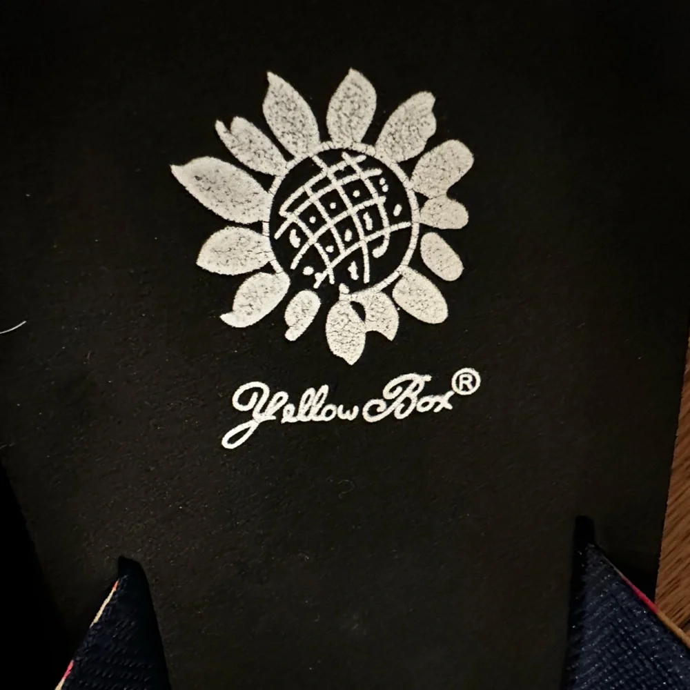 Yellow Box tropical pattern flip flops - Picture 4 of 7